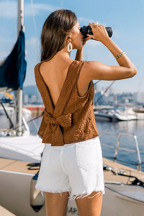 Top marron au style naturel
