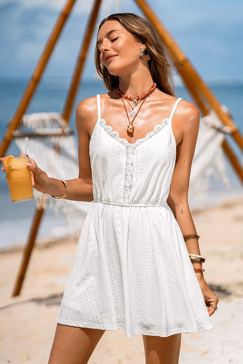 Robe courte blanche idéale pour une journée entre amies