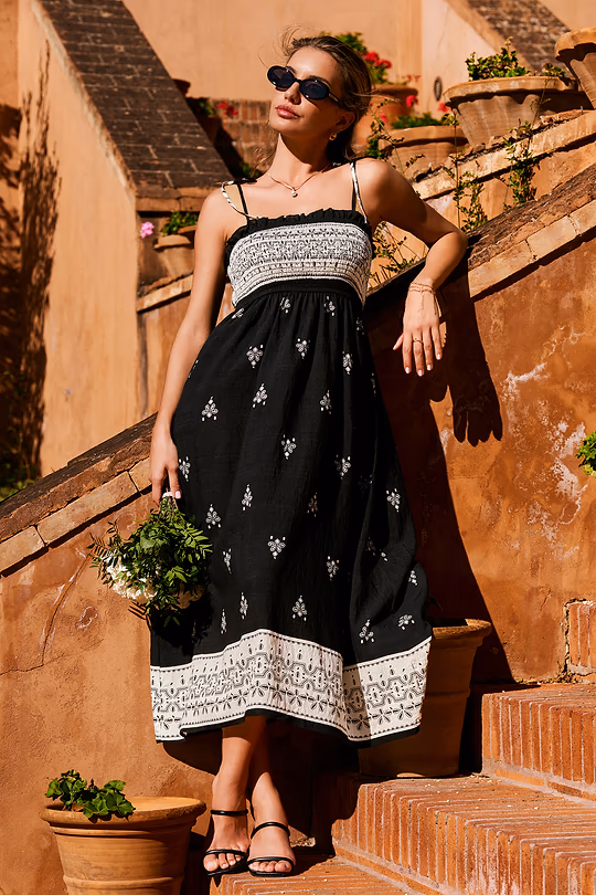 Robe longue ornée au style raffiné