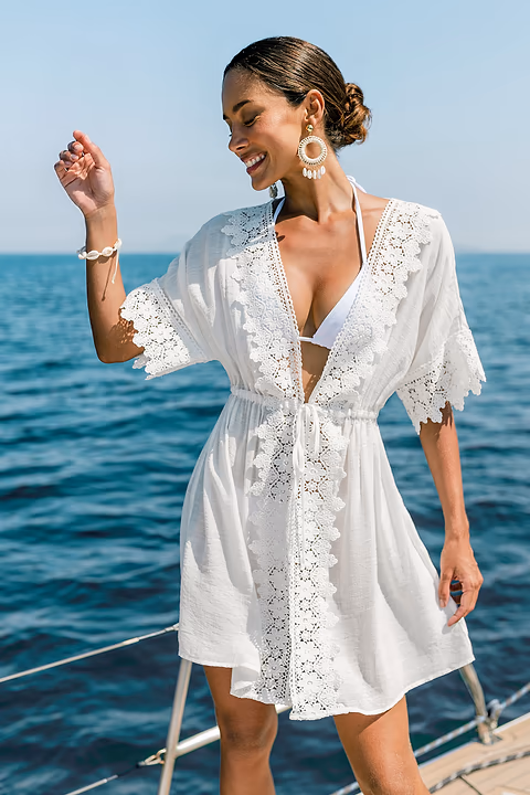 Robe courte cover up de plage blanche au style épuré