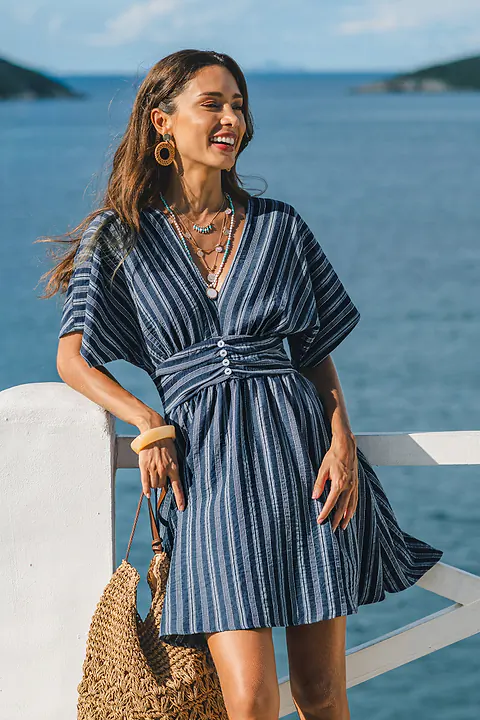 Robe courte à rayurese à col V
