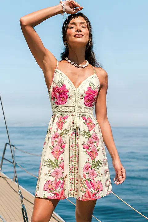 Robe courte fleurie à l’allure douce