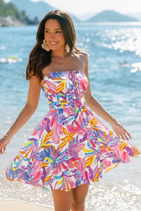 Robe courte tropicale à l’esprit évasion