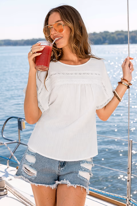 Top blanc au style épuré et apaisant