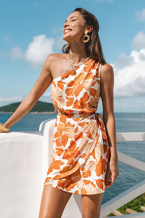 Robe courte asymétrique nouée