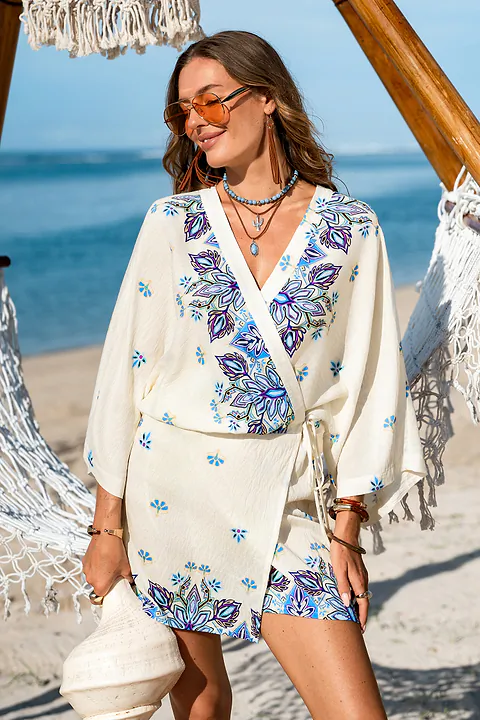 Robe courte ornée parfaite pour une escapade