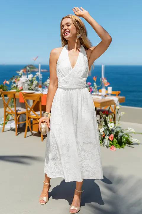 Robe blanche col plongeant