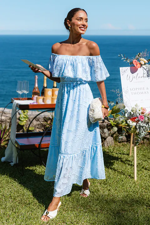 Robe longue bleue à épaules dénudées